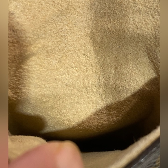 LV authentic Limited Key pouch in monogram - Picture 14 of 16